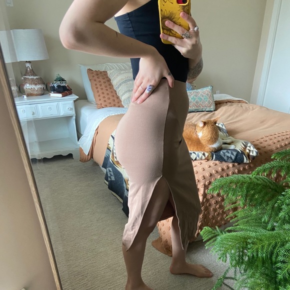 Aritzia skirt - Picture 2 of 4